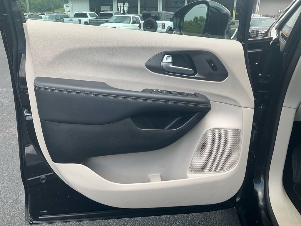 Used 2024 Chrysler Pacifica Touring-L FWD image 17