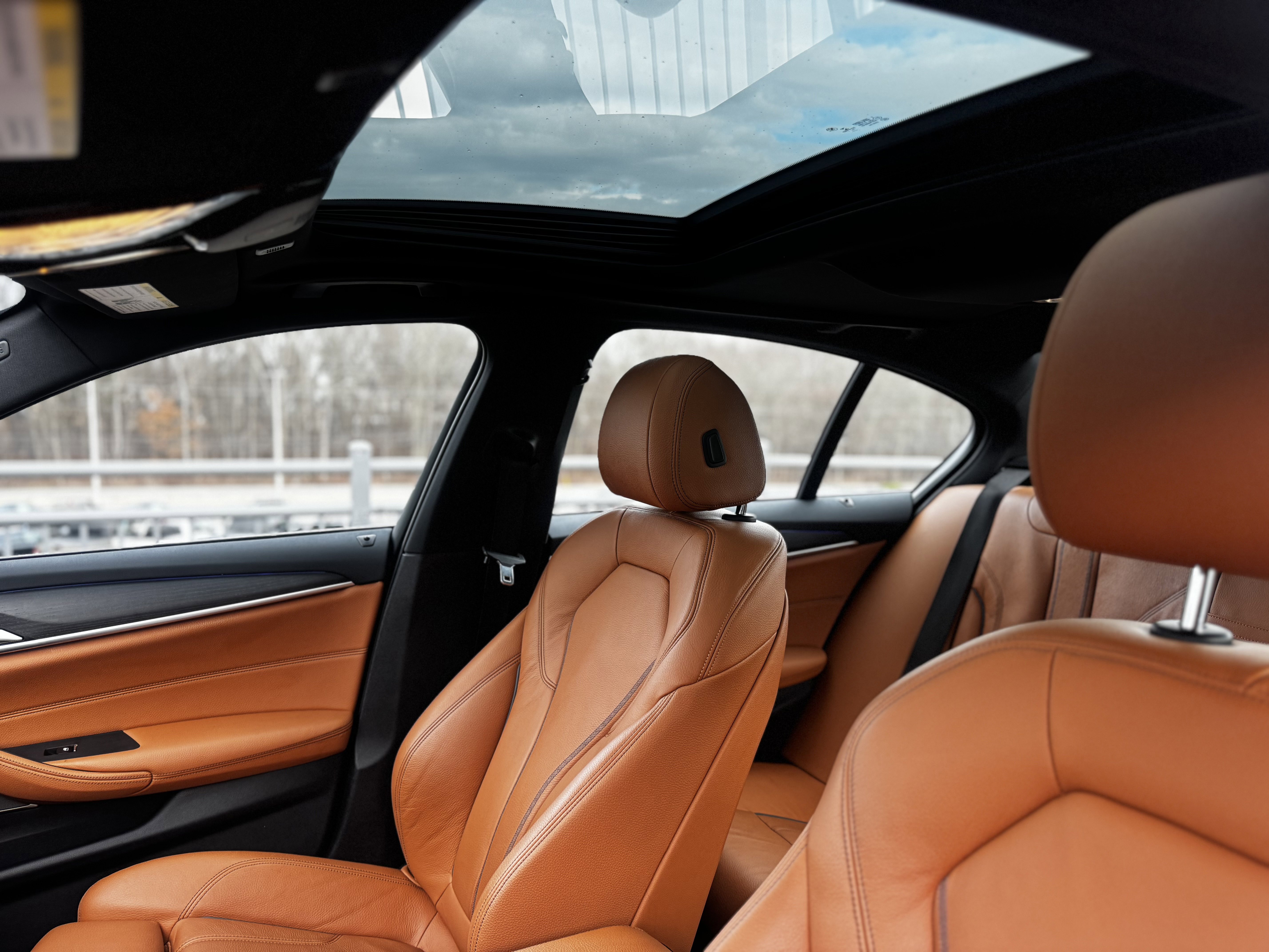 Used 2022 BMW 530i xDrive w/ Premium Package image 7