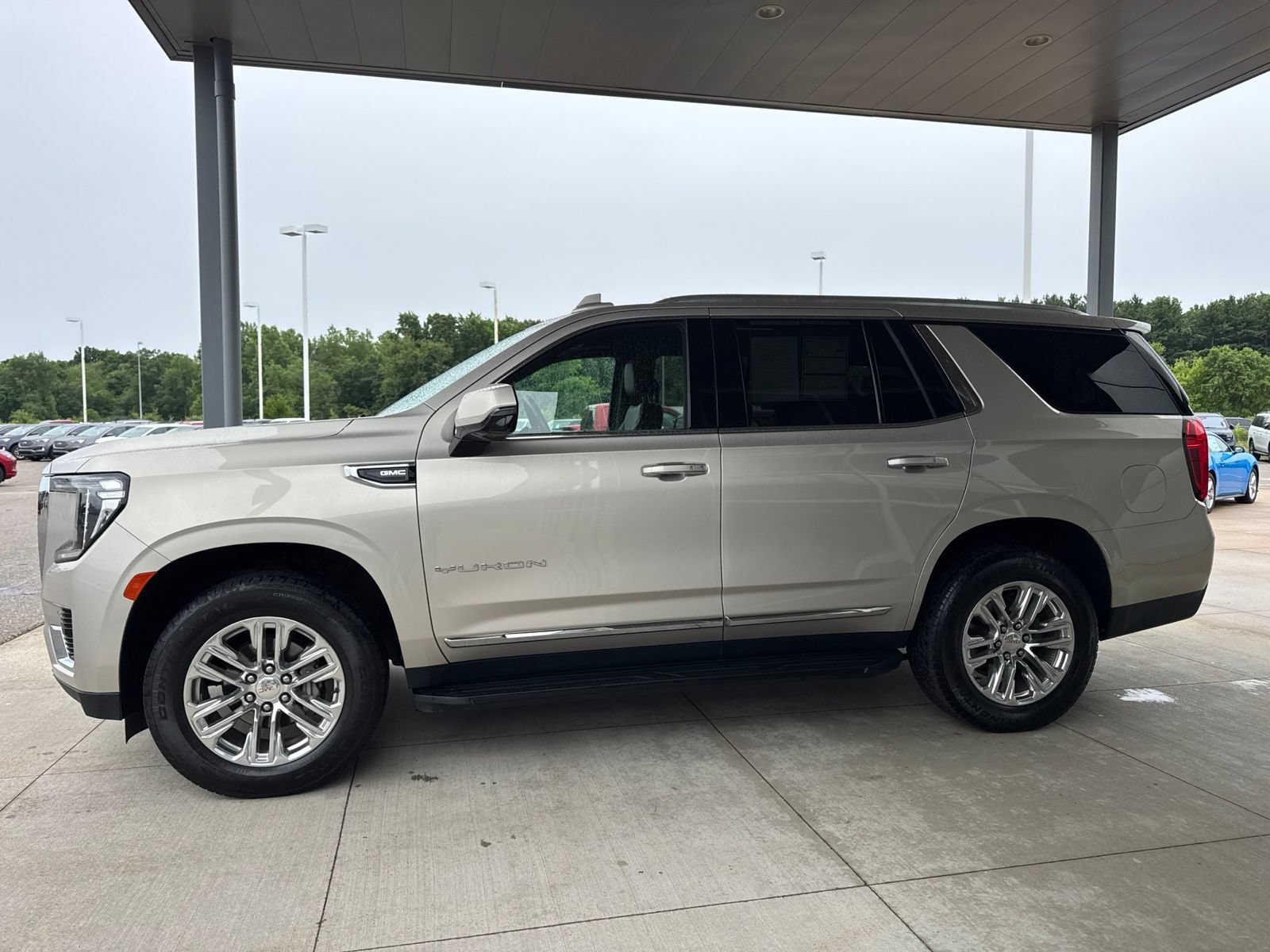 Used 2021 GMC Yukon SLT w/ SLT Premium Package AWD/4WD image 4