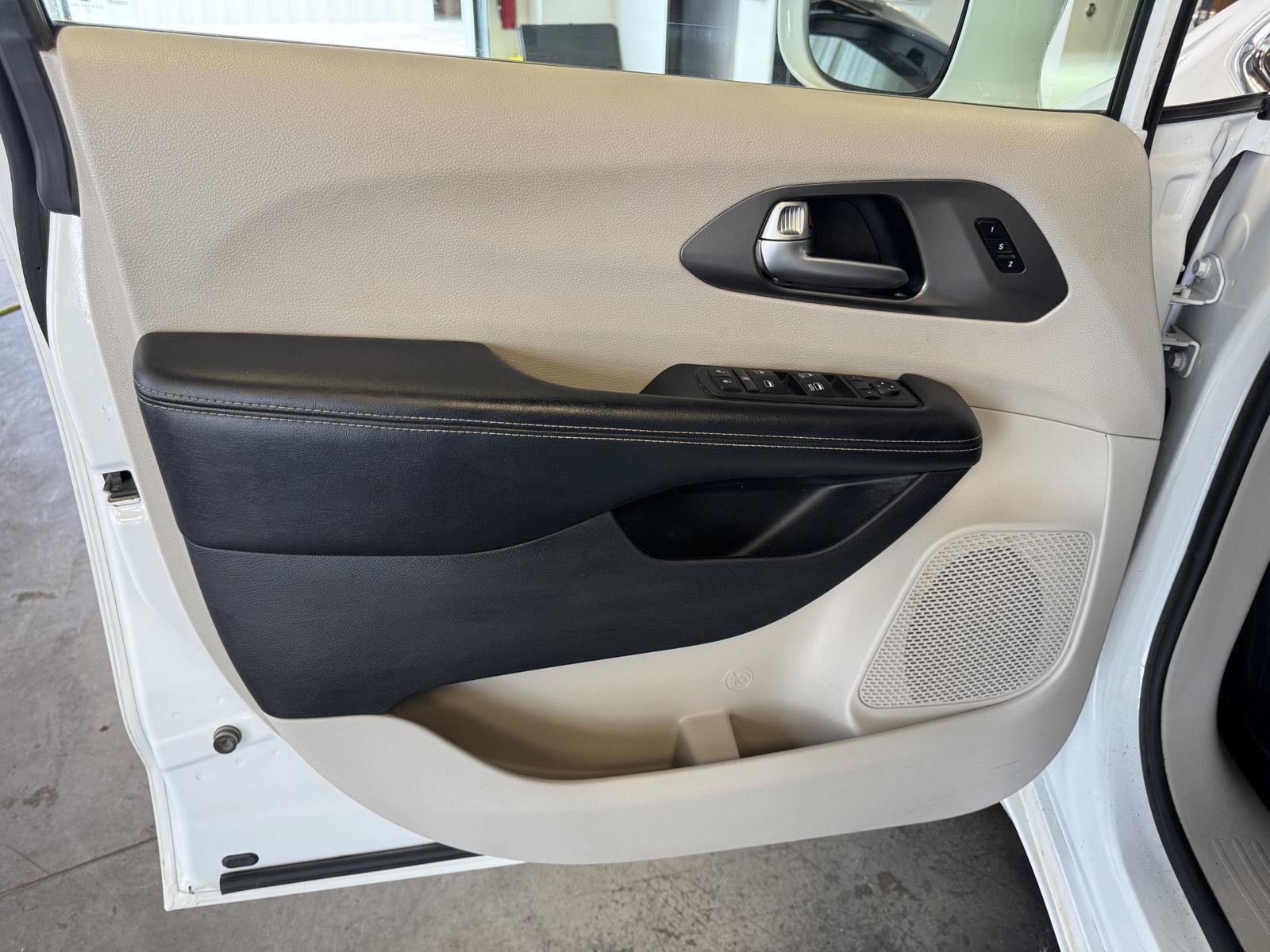 Used 2022 Chrysler Pacifica Touring-L AWD/4WD image 16