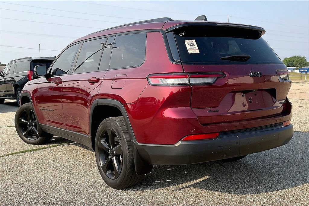 Used 2023 Jeep Grand Cherokee L Limited w/ Black Appearance Package AWD/4WD image 3