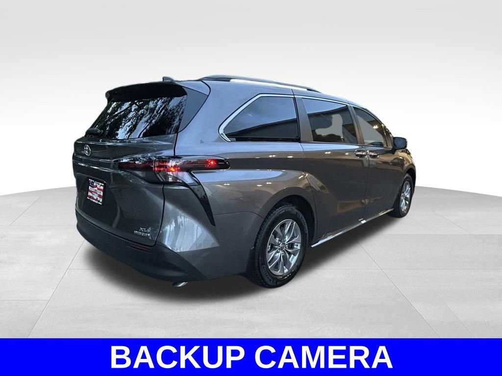 Used 2024 Toyota Sienna XLE image 3