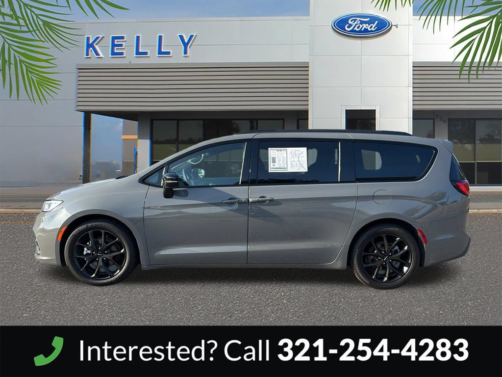 Used 2025 Chrysler Pacifica Limited FWD image 3
