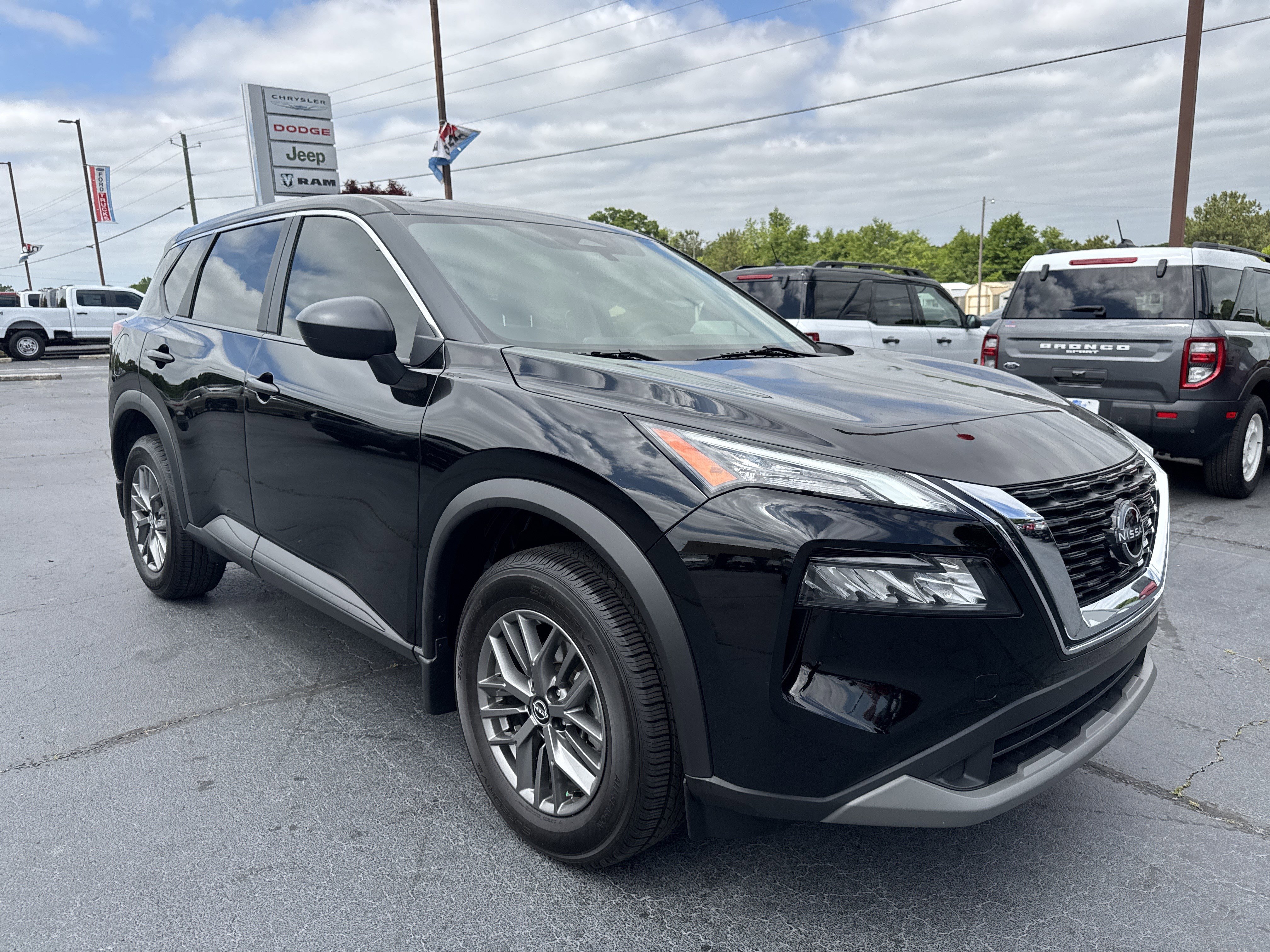 Used 2023 Nissan Rogue S FWD image 4