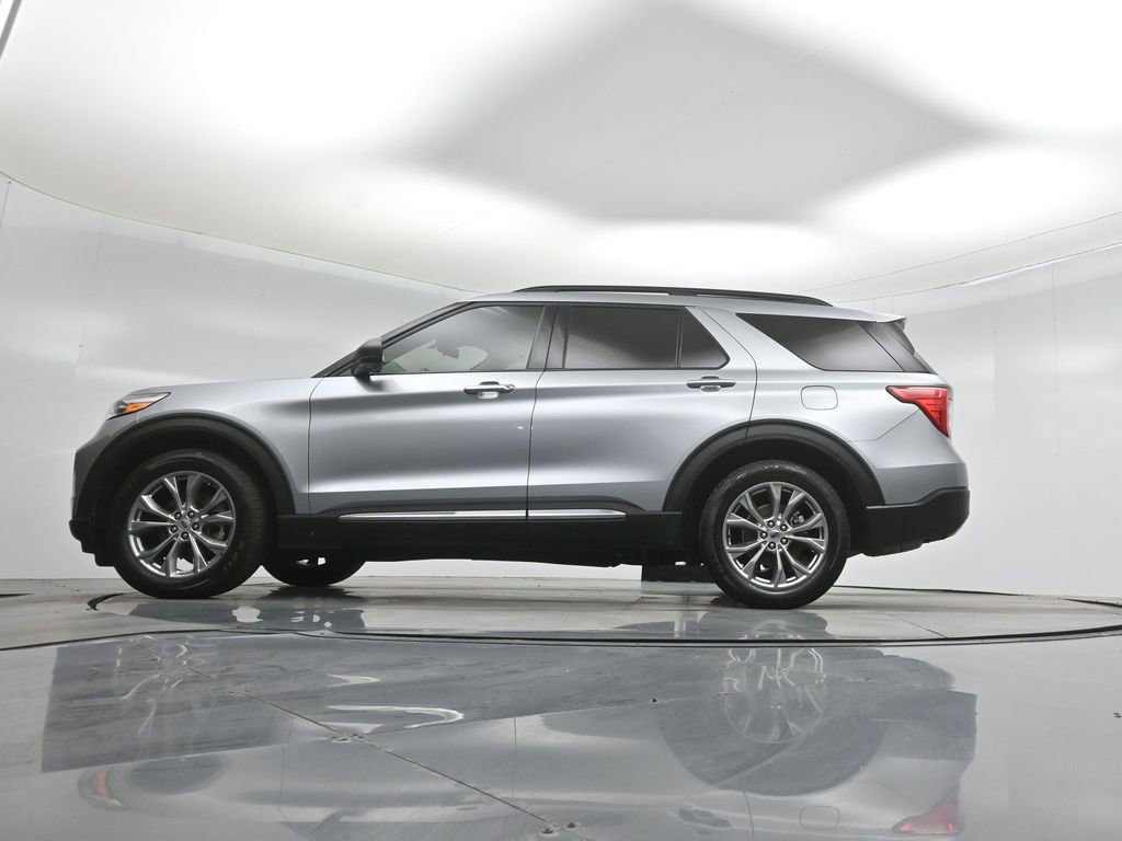 Certified 2022 Ford Explorer XLT w/ Equipment Group 202A image 8
