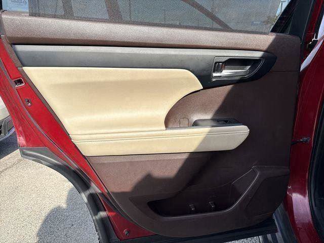 Used 2021 Toyota Highlander XLE image 28