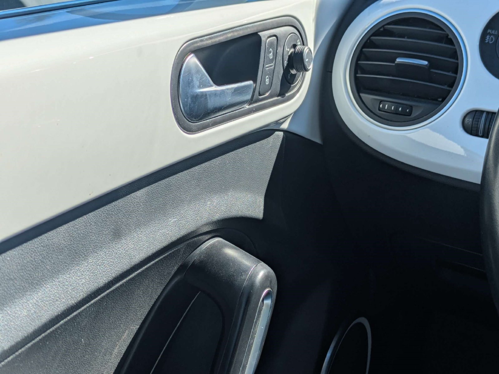 Used 2019 Volkswagen Beetle 2.0T SE w/ SE Premium Package FWD image 25