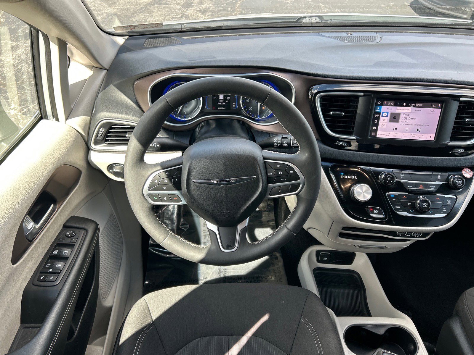 Used 2022 Chrysler Voyager LX image 5