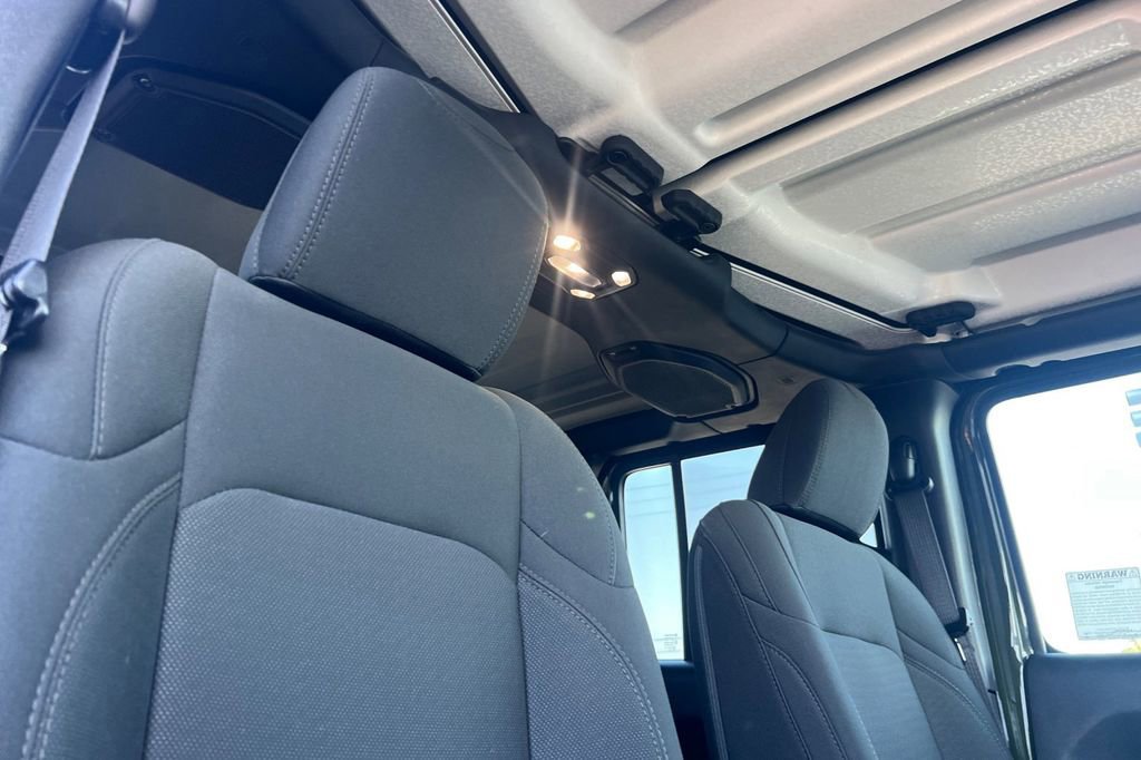 Used 2021 Jeep Gladiator Sport image 18