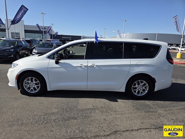 Used 2024 Chrysler Pacifica Touring-L FWD image 4