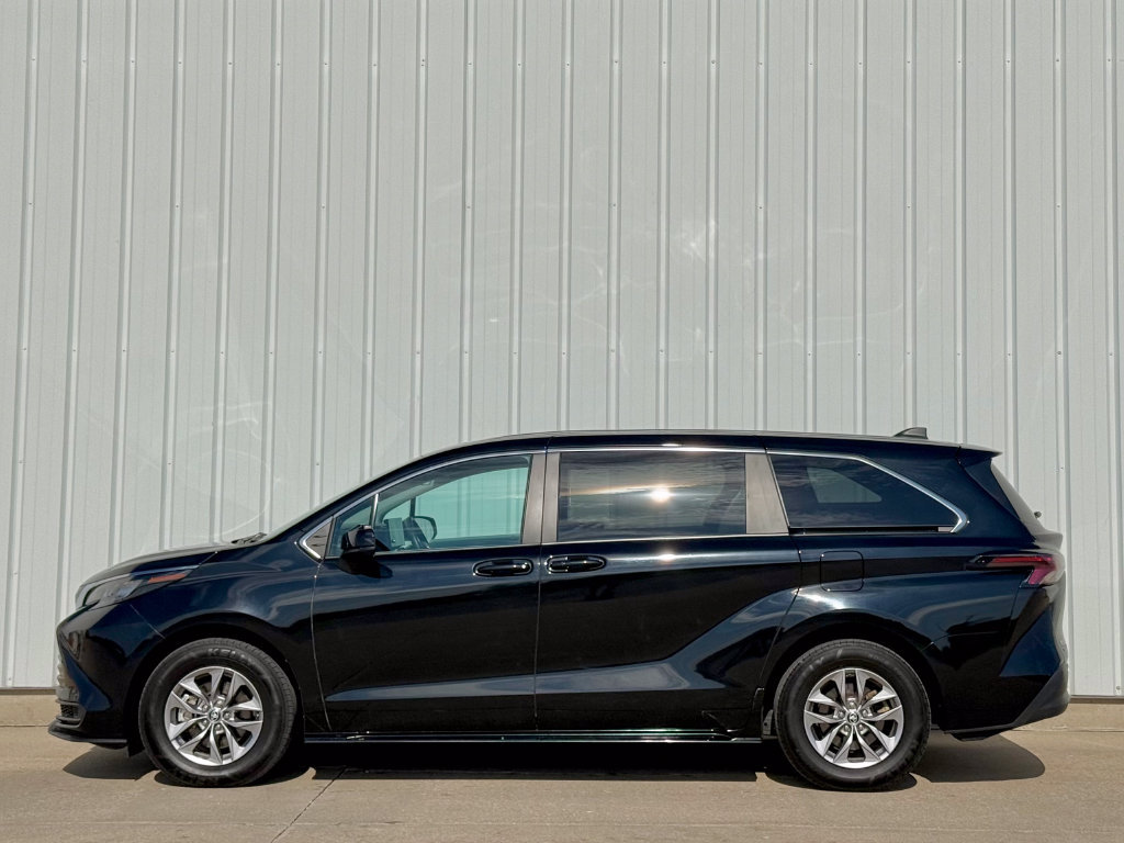 Used 2025 Toyota Sienna LE FWD image 3