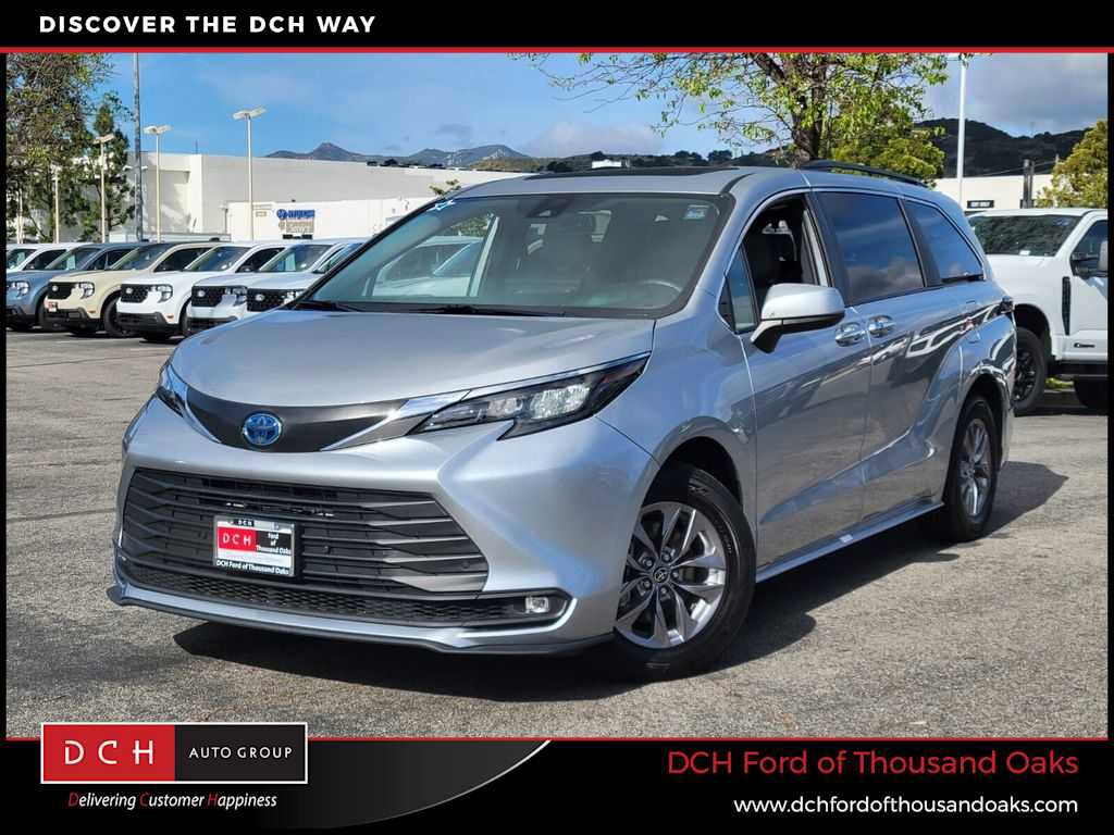 Used 2025 Toyota Sienna XLE image 1