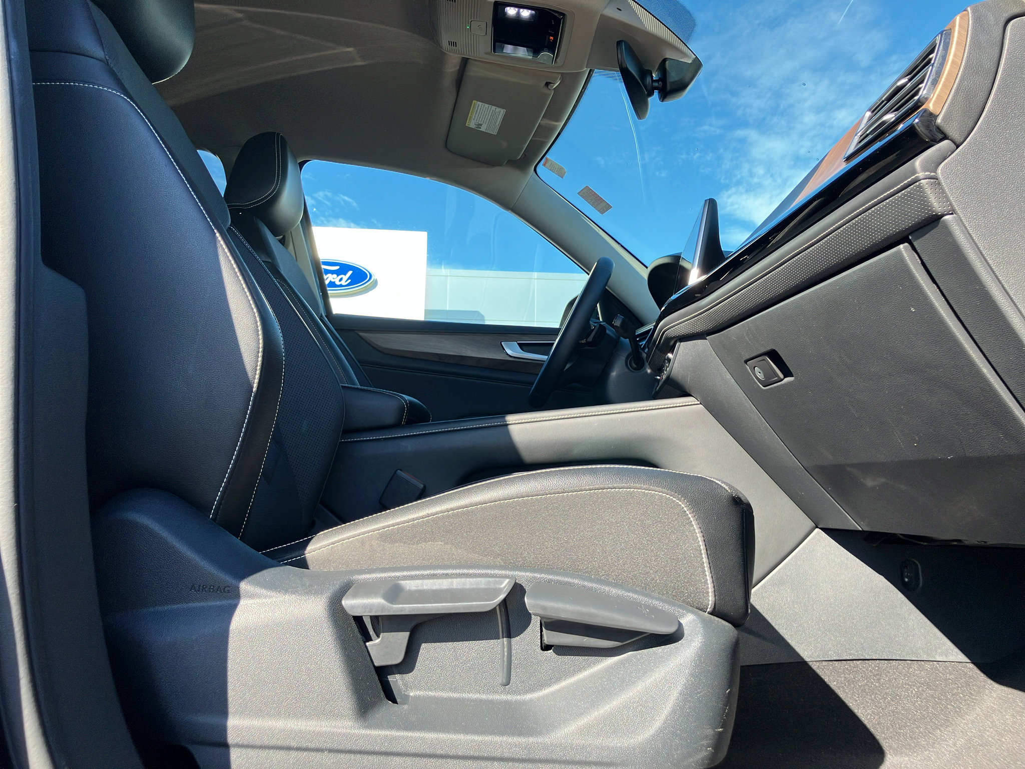 Used 2024 Volkswagen Atlas SE AWD/4WD image 35
