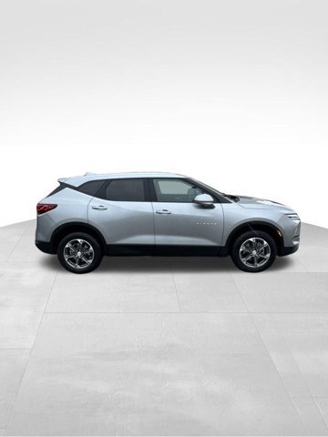 Used 2025 Chevrolet Blazer LT FWD image 1