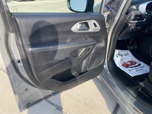 Used 2025 Chrysler Pacifica Limited image 27