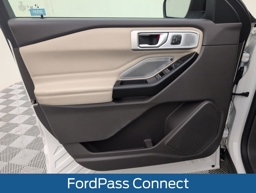 Certified 2020 Ford Explorer Platinum w/ Premium Technology Package AWD/4WD image 34