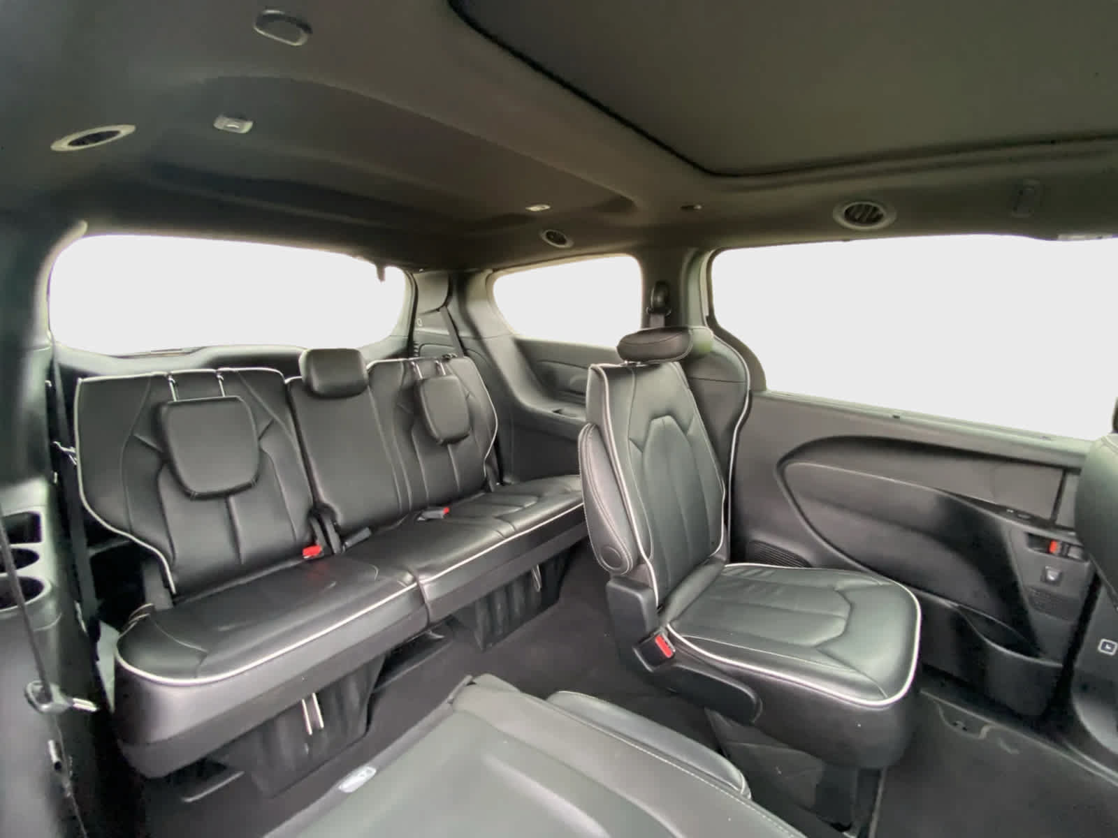 Used 2026 Chrysler Pacifica Limited FWD image 16
