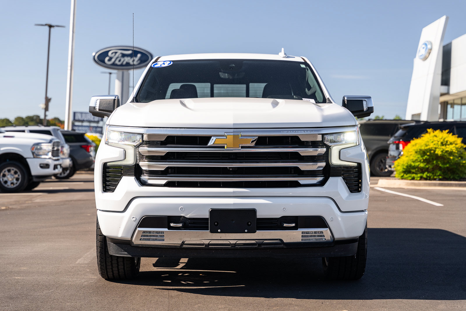 Used 2023 Chevrolet Silverado 1500 High Country w/ Technology Package AWD/4WD image 2