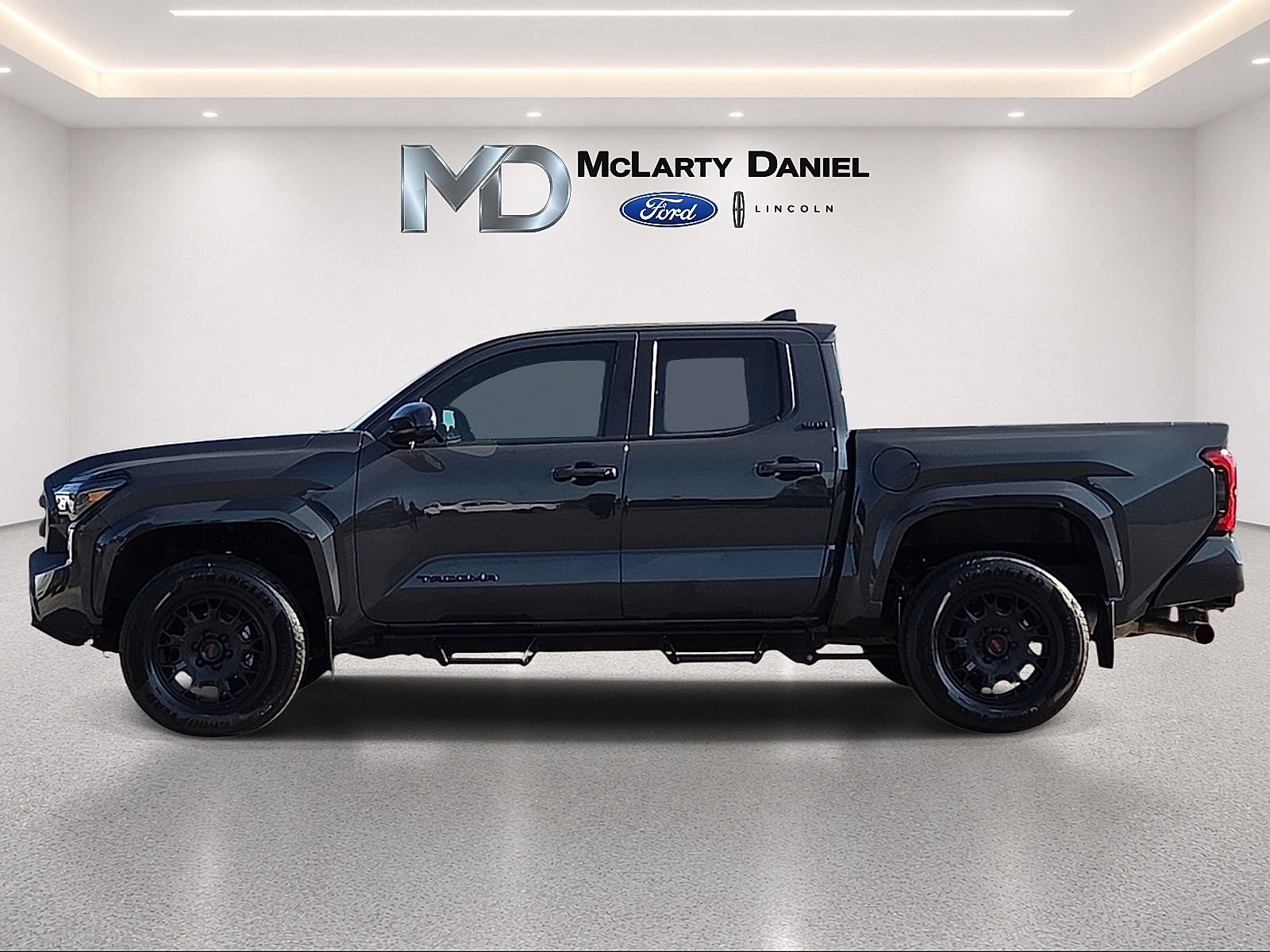 Used 2024 Toyota Tacoma SR5 AWD/4WD image 3