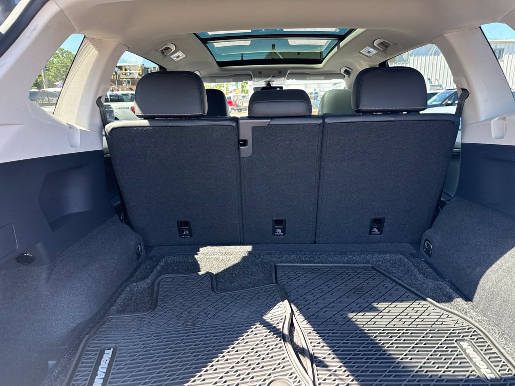 Used 2021 Volkswagen Tiguan SE w/ Panoramic Sunroof Package AWD/4WD image 12