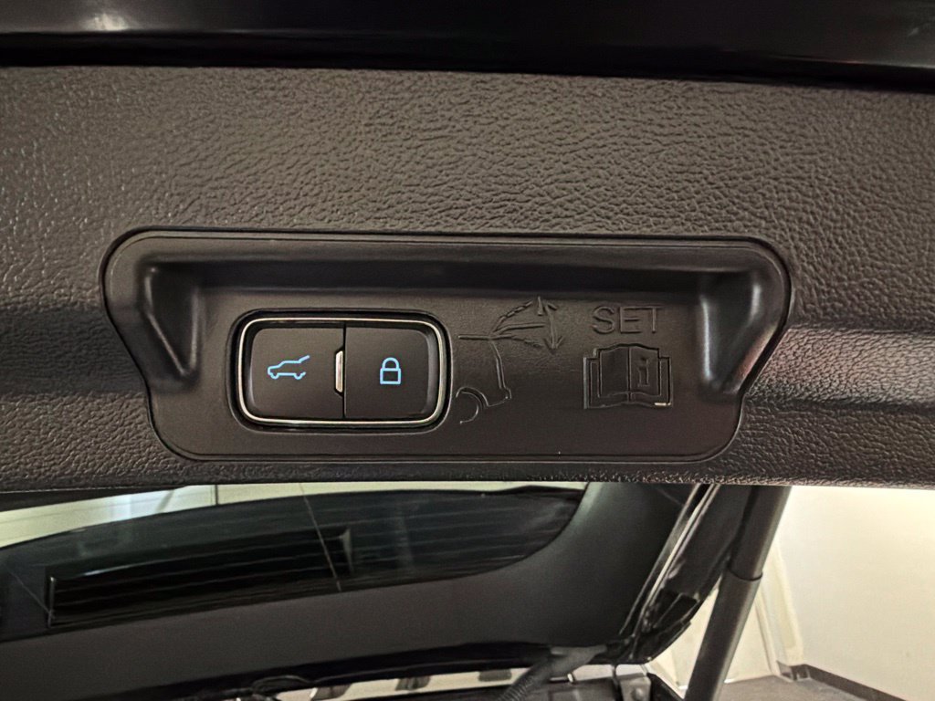 Certified 2023 Ford Explorer Platinum w/ Technology Package AWD/4WD image 44