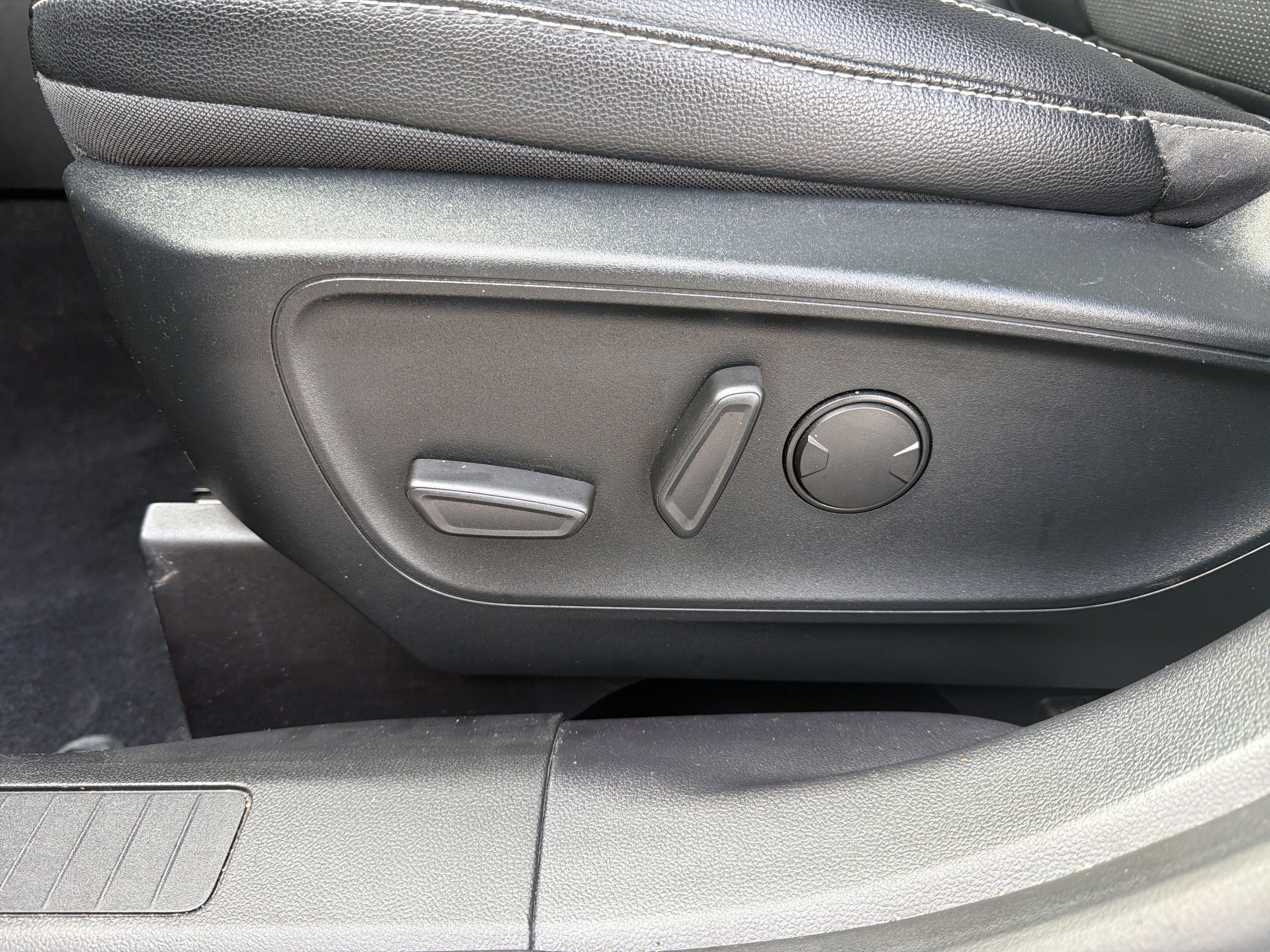 Certified 2020 Ford Escape Titanium AWD/4WD image 23