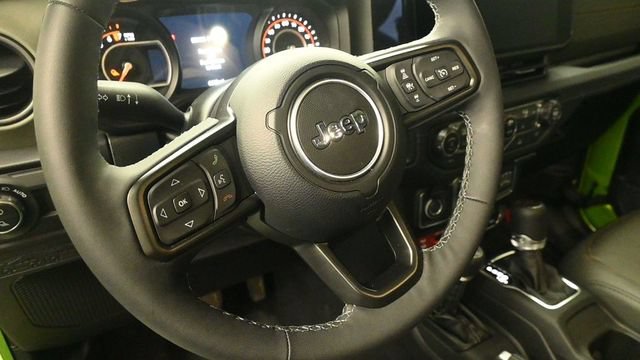Used 2025 Jeep Gladiator Mojave w/ Convenience Group AWD/4WD image 13
