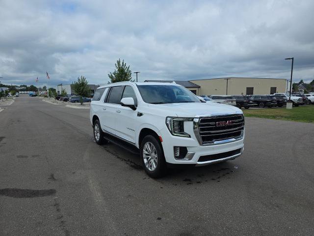 Used 2024 GMC Yukon XL SLT w/ SLT Luxury Package AWD/4WD image 3