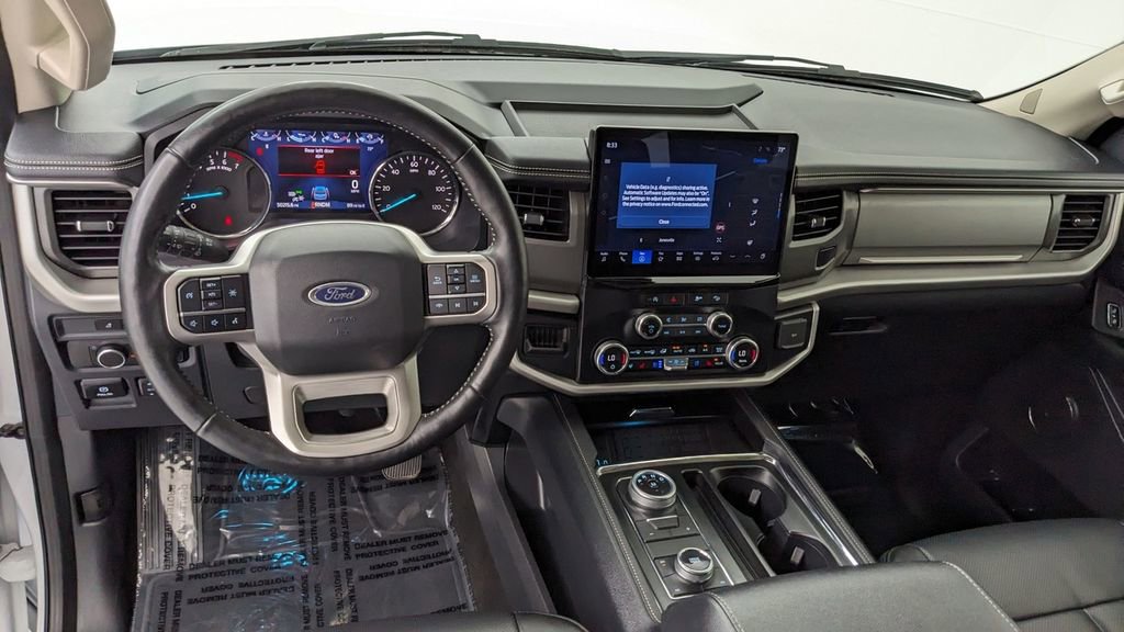 Certified 2024 Ford Expedition XLT image 3