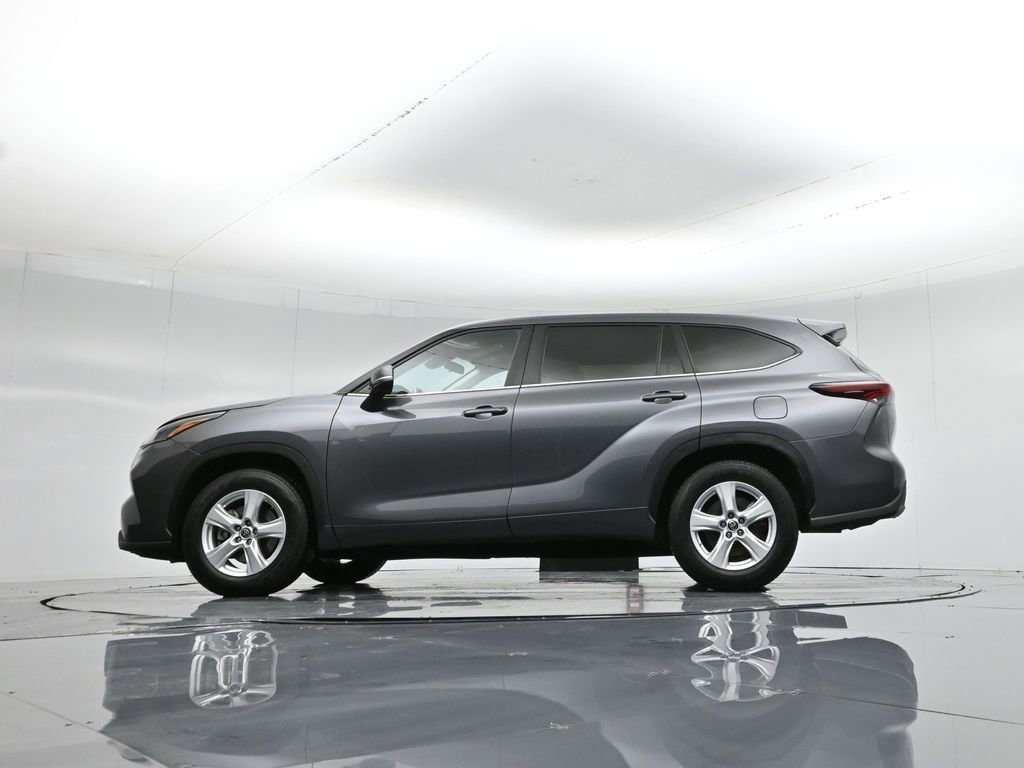 Used 2024 Toyota Highlander LE image 25