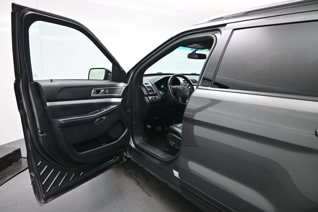 Certified 2017 Ford Explorer XLT w/ Equipment Group 202A FWD image 9