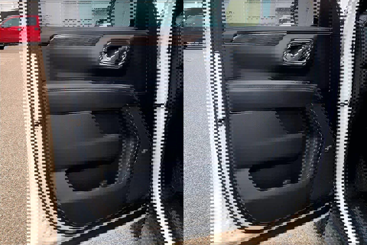 Used 2022 Chevrolet Tahoe Z71 w/ Luxury Package image 22