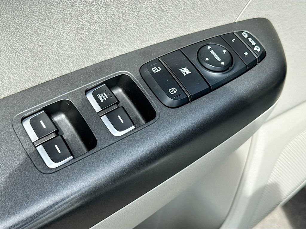 Used 2018 Kia Sportage LX w/ LX Technology Package FWD image 17
