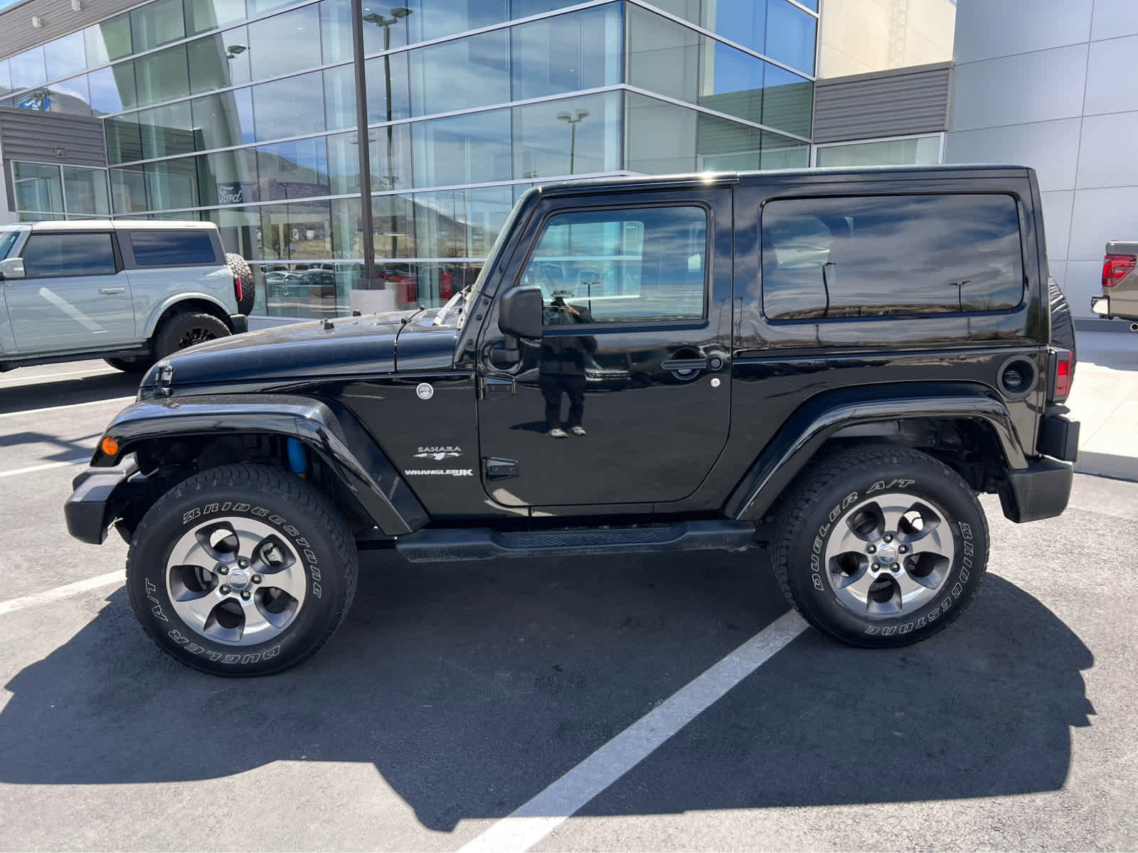 Used 2018 Jeep Wrangler Sahara w/ Connectivity Group AWD/4WD image 3