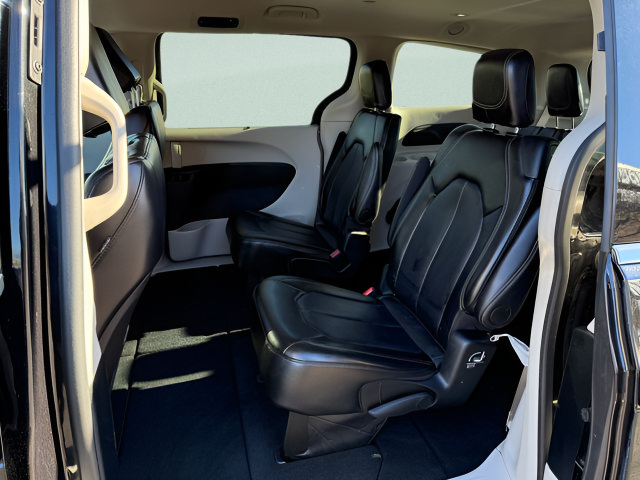Used 2024 Chrysler Pacifica Touring-L FWD image 5