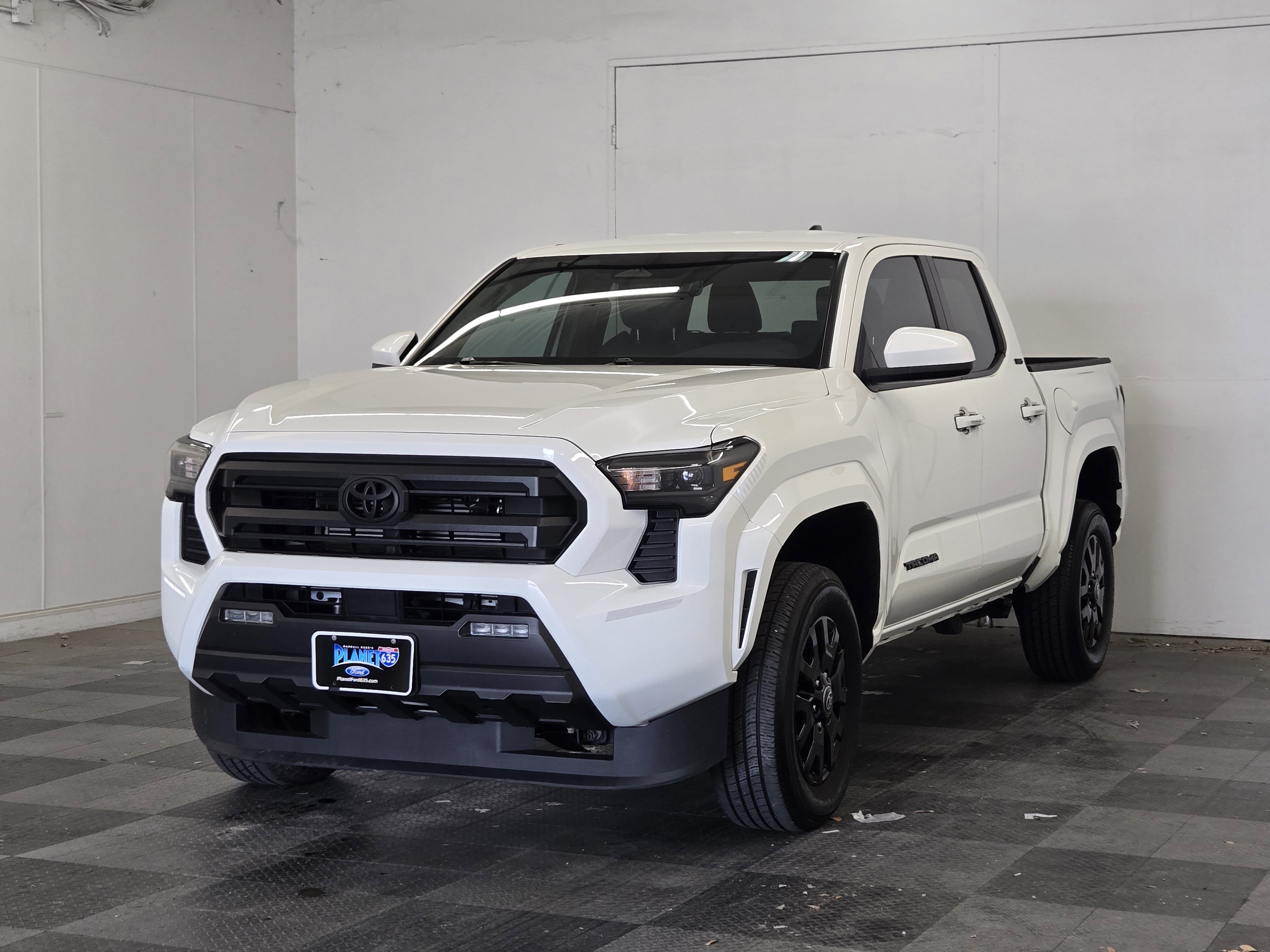 Used 2025 Toyota Tacoma SR5 RWD image 4