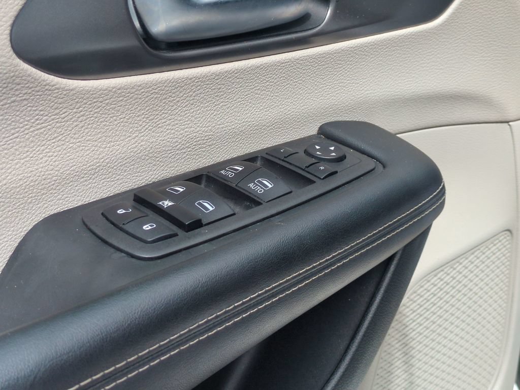 Used 2023 Chrysler Pacifica Touring-L FWD image 13