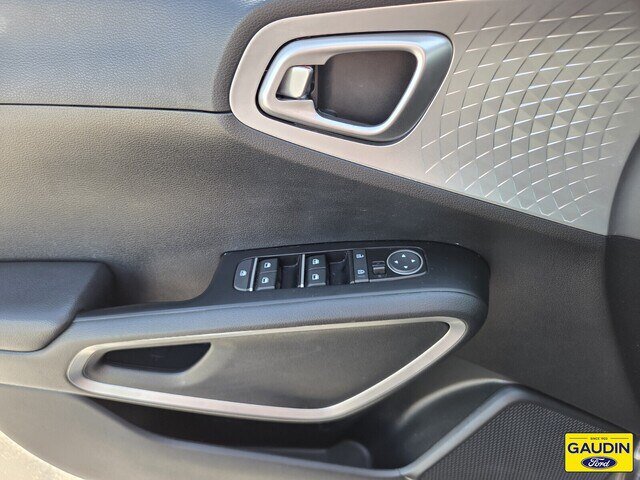 Used 2025 Kia Soul LX w/ LX Technology Package FWD image 18