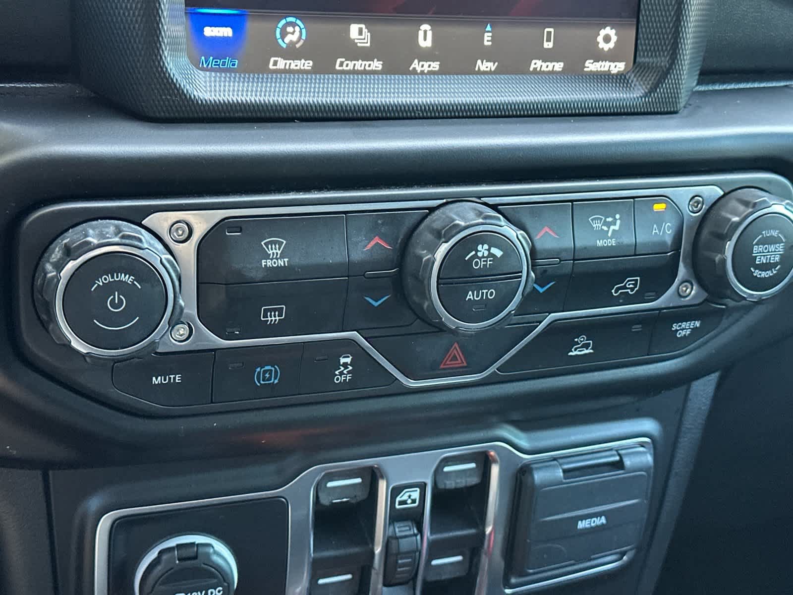 Used 2022 Jeep Wrangler Unlimited Sahara AWD/4WD image 19