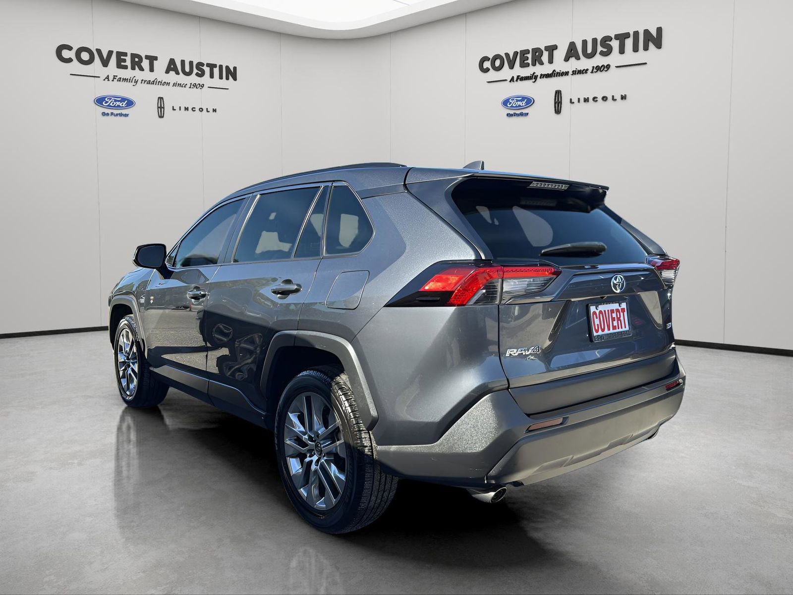 Used 2021 Toyota RAV4 XLE Premium image 3