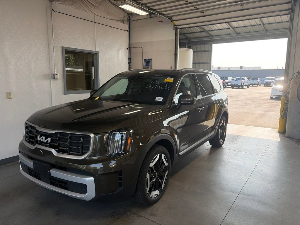 Used 2025 Kia Telluride S FWD image 2