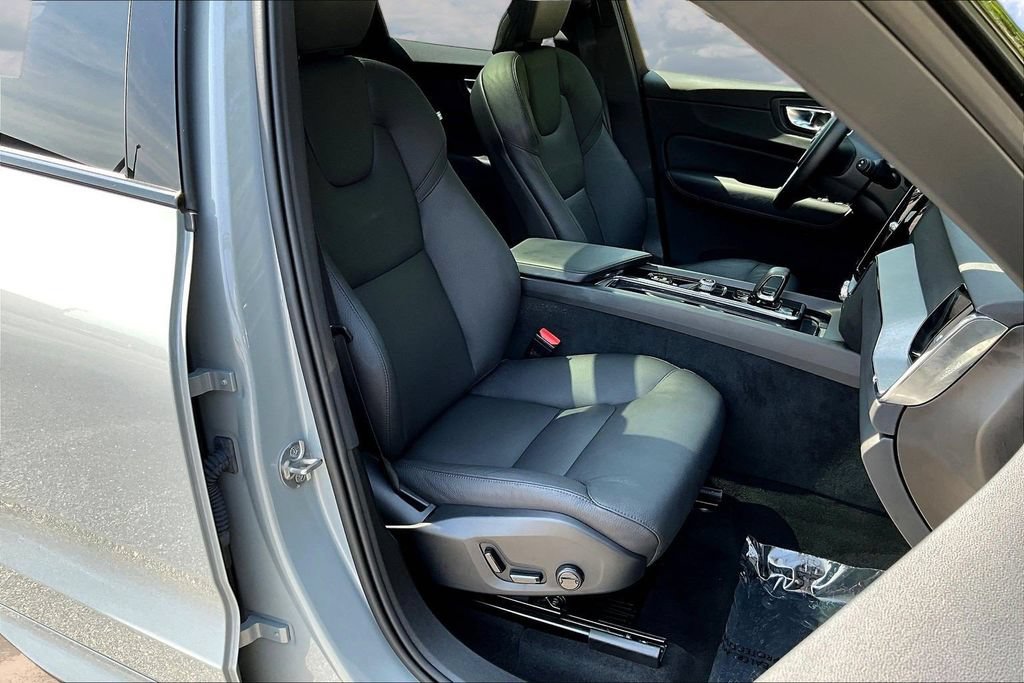 Used 2025 Volvo XC60 B5 Plus AWD/4WD image 31