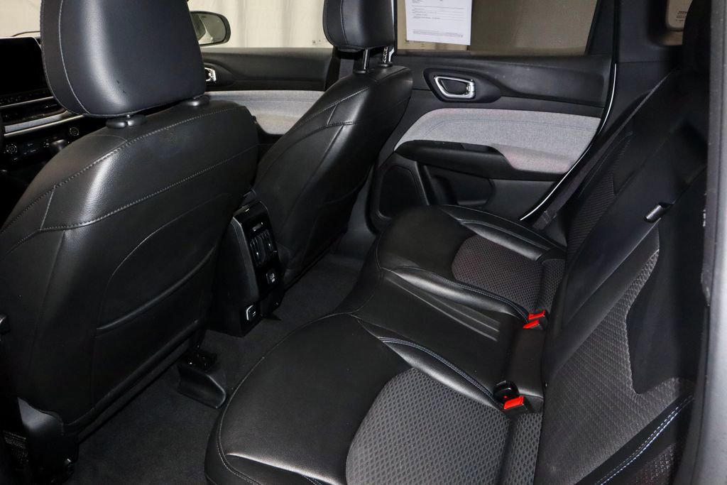 Used 2025 Jeep Compass Latitude AWD/4WD image 20
