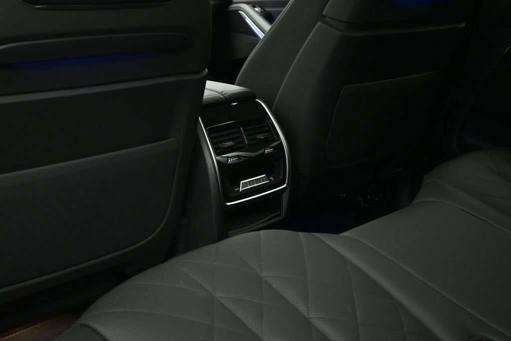 Used 2025 BMW X7 xDrive40i w/ M Sport Package AWD/4WD image 19
