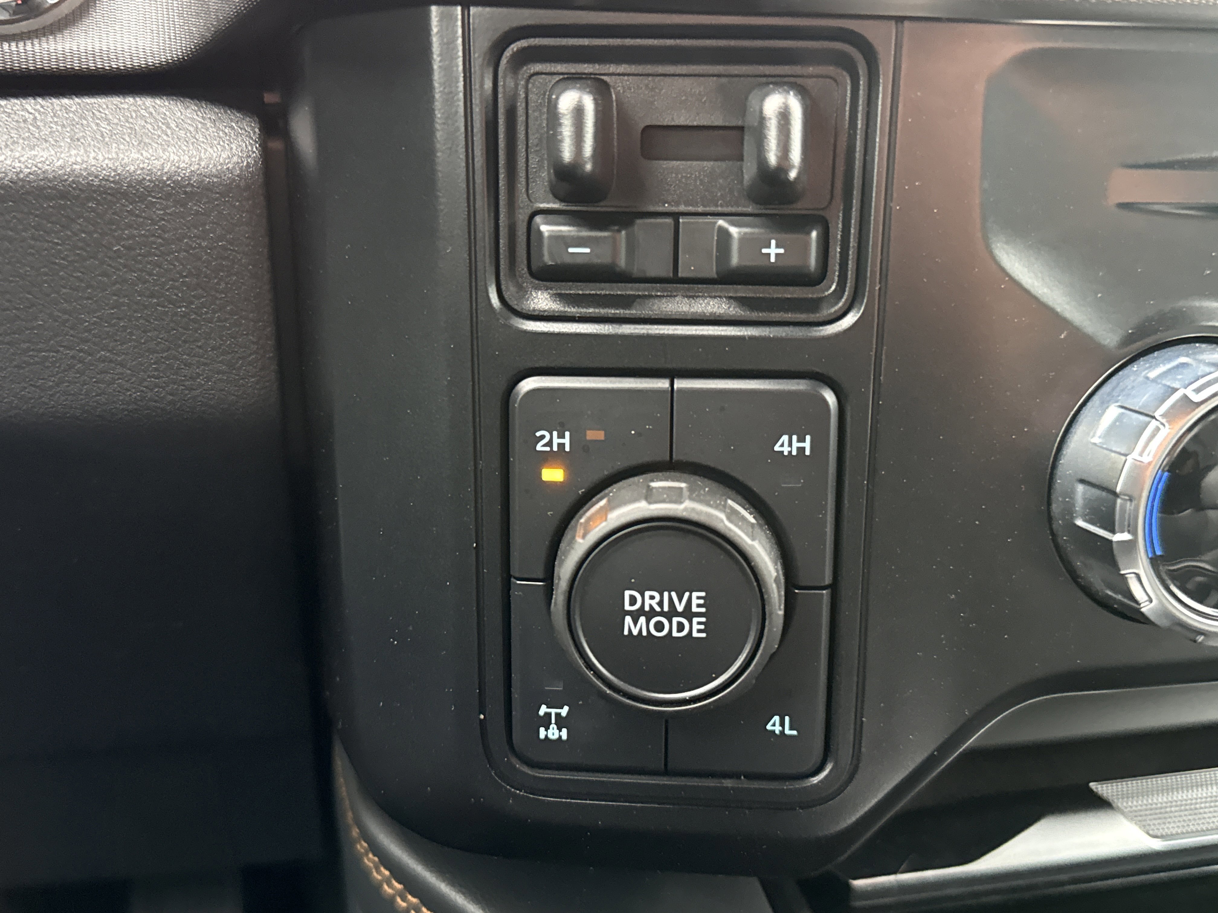 Certified 2023 Ford F350 Platinum w/ FX4 Off-Road Package image 24