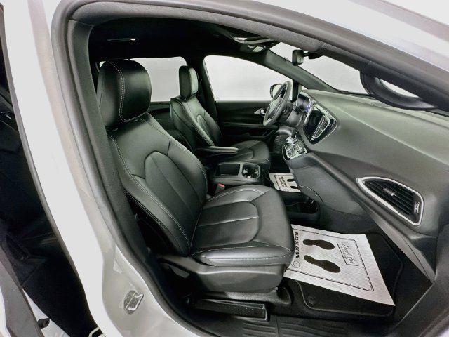 Used 2025 Chrysler Pacifica Select FWD image 32