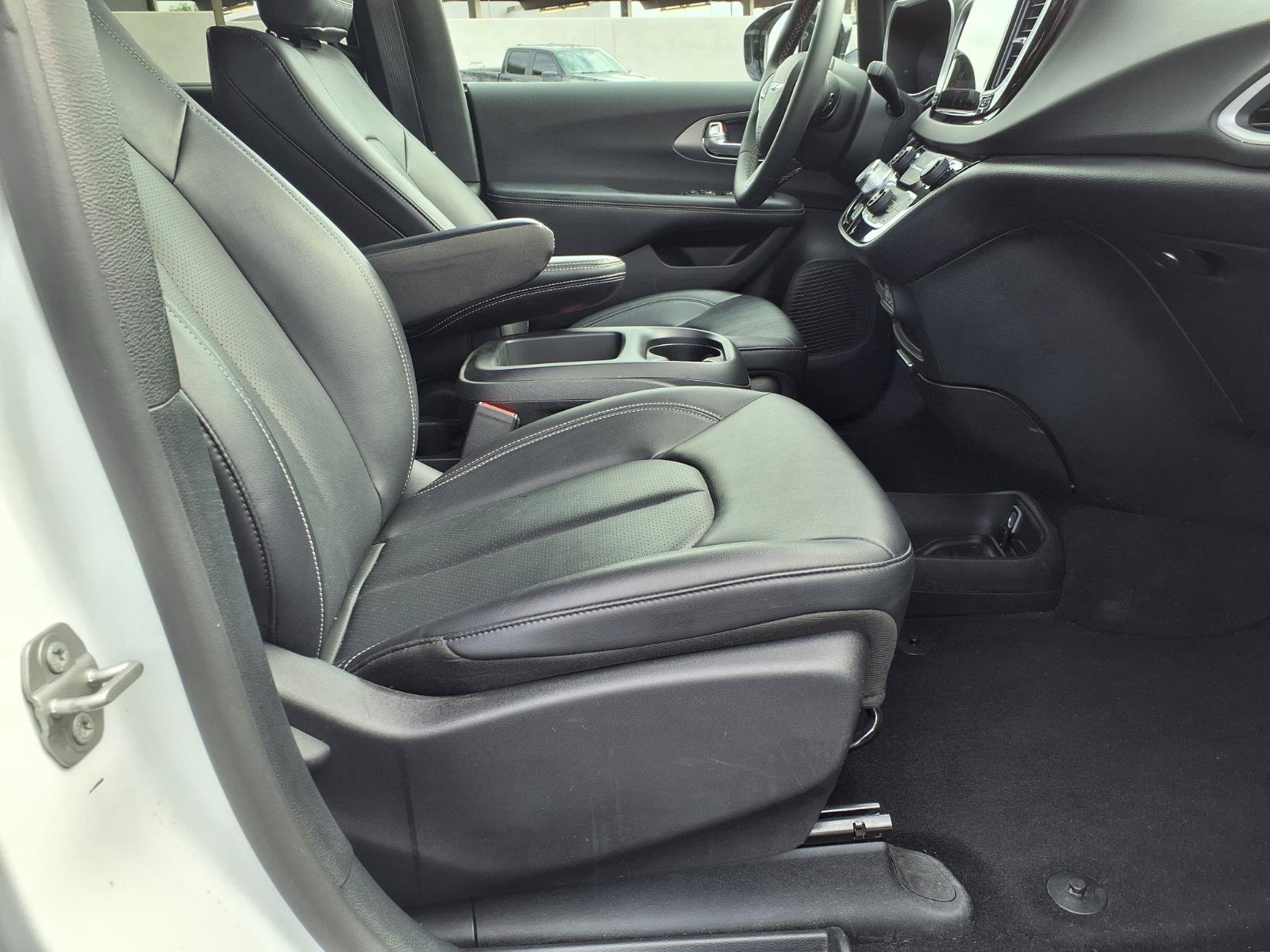Used 2025 Chrysler Pacifica Select FWD image 11