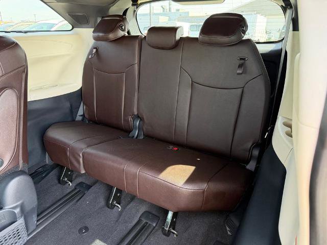 Used 2023 Toyota Sienna Platinum AWD/4WD image 11