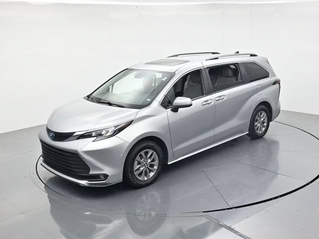 Used 2025 Toyota Sienna XLE FWD image 46