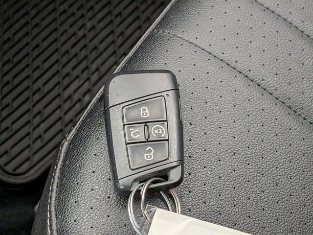 Used 2022 Volkswagen Tiguan SE R-Line image 35